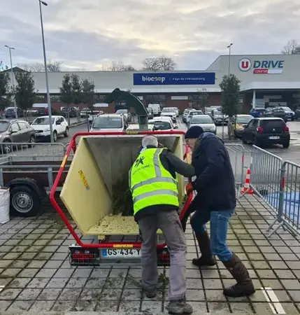 Retour sur le broyage des sapins à Châteaubourg 